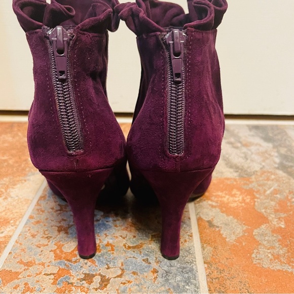 🍇Fabulous Purple Suede Ruffled Top Zip Stiletto Ankle Booties! - Picture 11 of 15